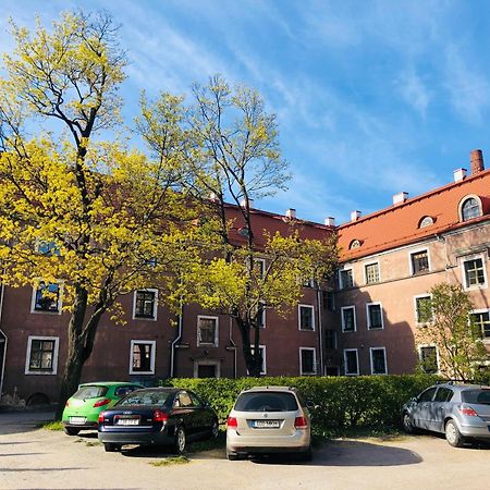Historic Charm - Cozy Nordic Retreat In Time-Honored Residency Apartment Tallinn Luaran gambar